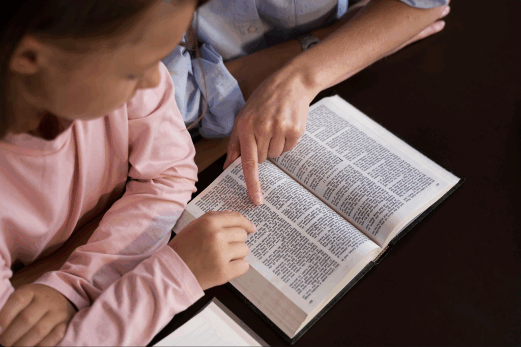 5 Razones Irremplazables por las que la Biblia Sigue Siendo Vital para los Niños de Hoy