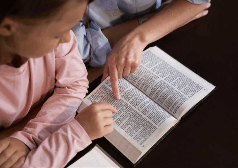 5 Razones Irremplazables por las que la Biblia Sigue Siendo Vital para los Niños de Hoy